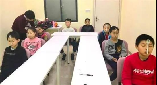 蒙眼识字、脑门吸铁勺，几十年前就出现的骗局，为什么还有中国家长上当？