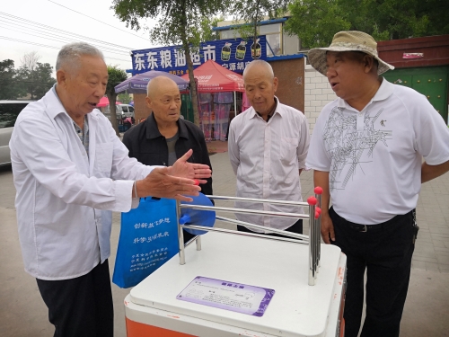 图片006:现场群众自己学习操作科普展品并探索其中科学奥妙 图片006:现场群众自己学习操作科普展品并探索其中科学奥妙