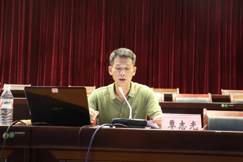 政法委副书记为学员上课 政法委副书记为学员上课