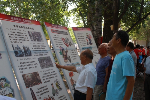3.居民观看反邪教宣传展板 3.居民观看反邪教宣传展板