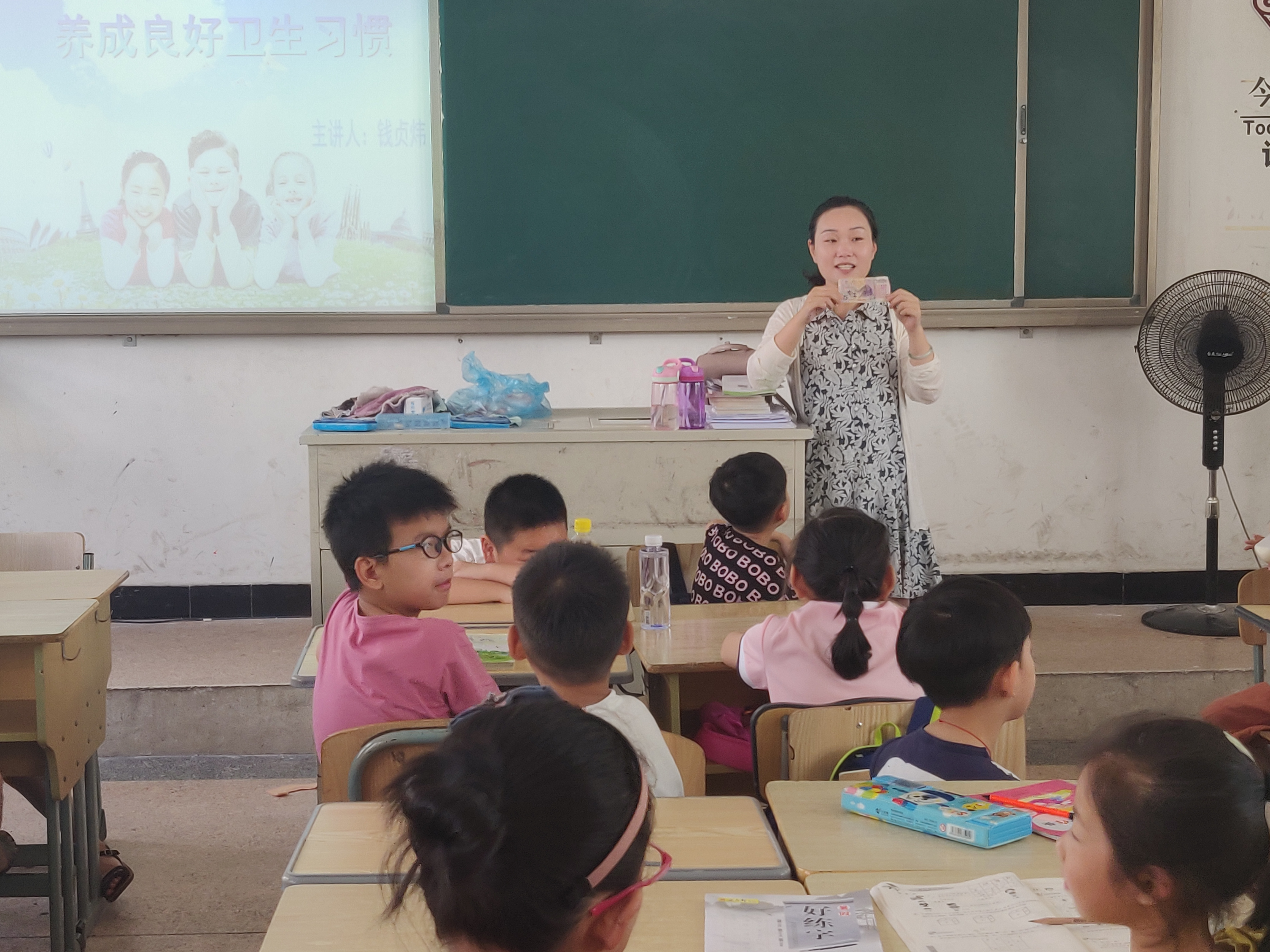 温职院师生开展“抵制反宣币”宣传活动