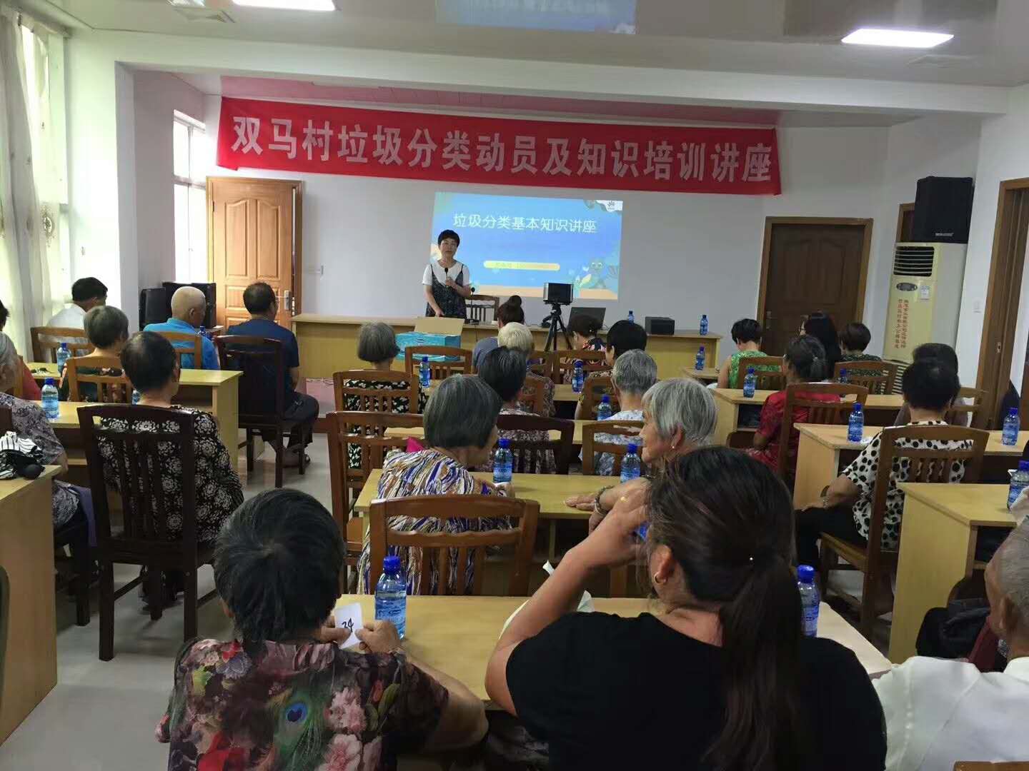 浙江省慈溪市反邪教协会龙山镇分会结合村村垃圾分类培训开展反邪宣传