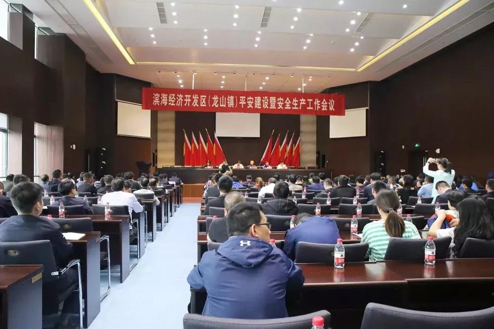 浙江省慈溪市反邪教协会龙山镇分会借助镇平安建设开展反邪教宣传