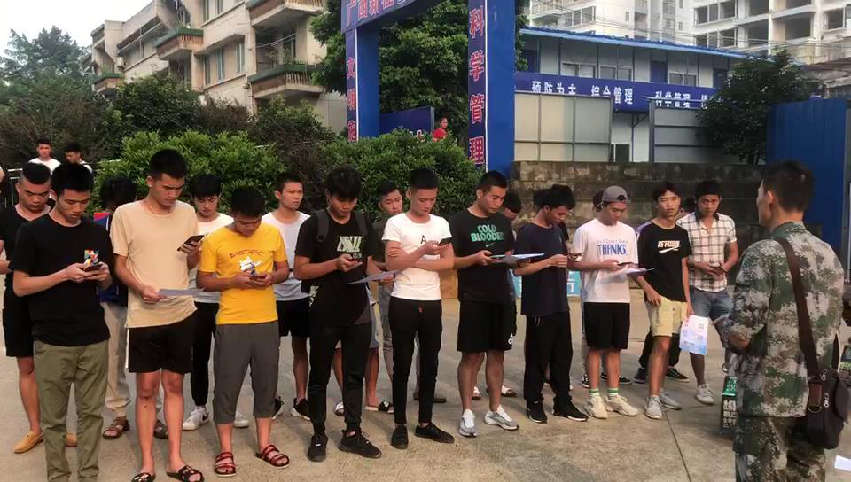 广西象州县罗秀镇利用征兵体检对应征青年进行反邪教宣传