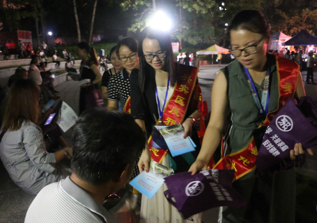 广西来宾市兴宾区反邪教志愿者走进文艺晚会现场