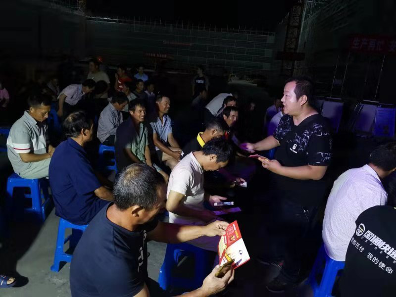 上海反邪教文化快车开进建筑工地