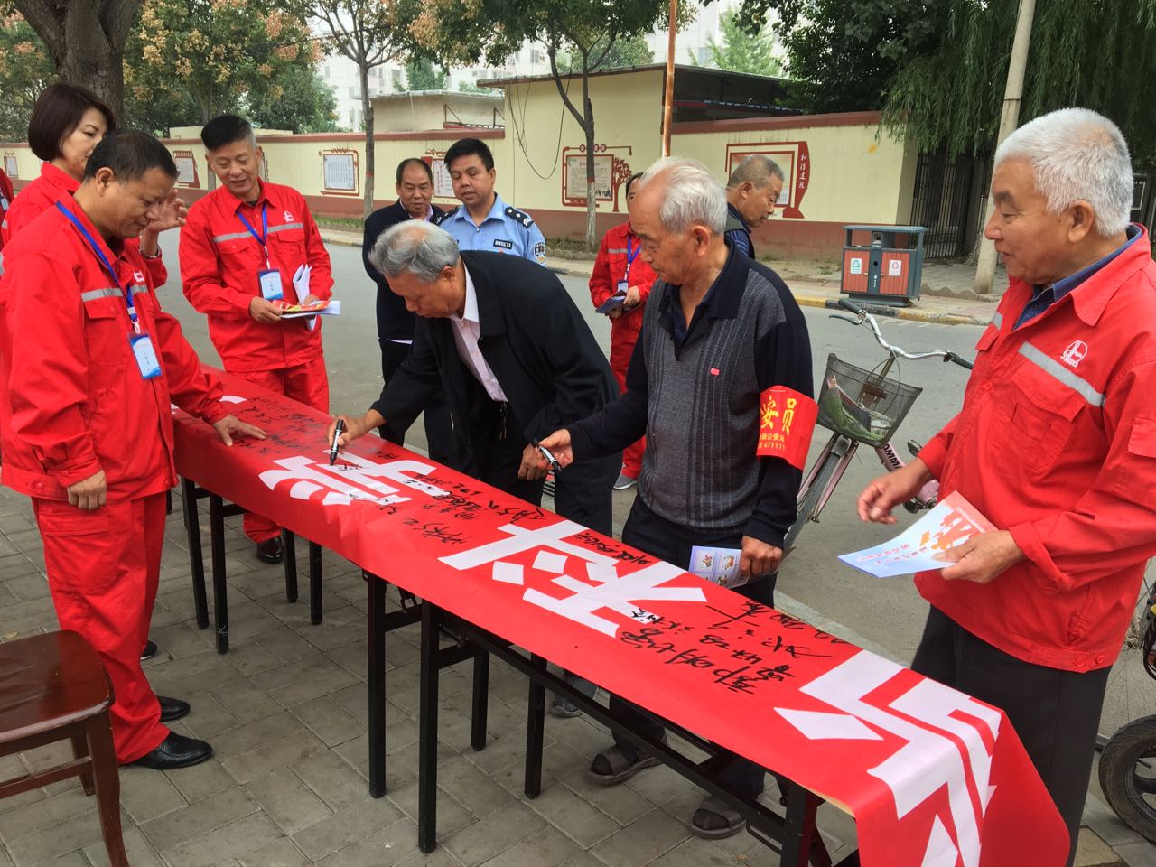 中原油田房地产管理中心联合油田公安局组织开展反邪教群众性宣传教育活动