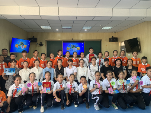 内蒙古电视台少儿频道《说法班会》节目在我旗录制现场,孩子们手拿反邪教宣传资料和物品合影 内蒙古电视台少儿频道《说法班会》节目在我旗录制现场,孩子们手拿反邪教宣传资料和物品合影