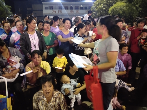 工作人员发放反邪教宣传单