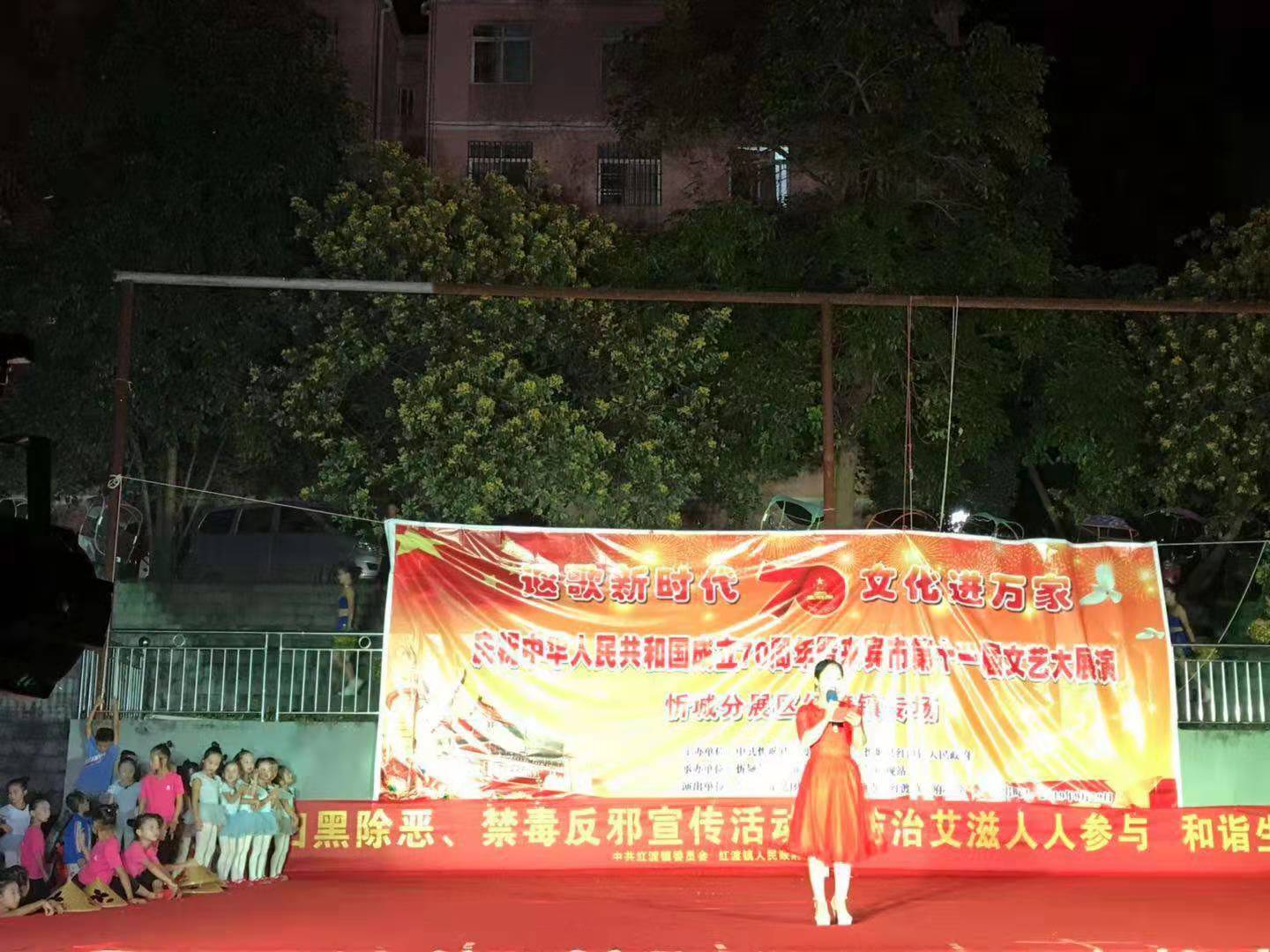 广西忻城县借70大庆文艺演出开展系列反邪教宣传活动