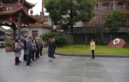 认真听取讲解员讲解 认真听取讲解员讲解