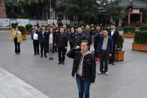 全体党员重温入党誓词 全体党员重温入党誓词