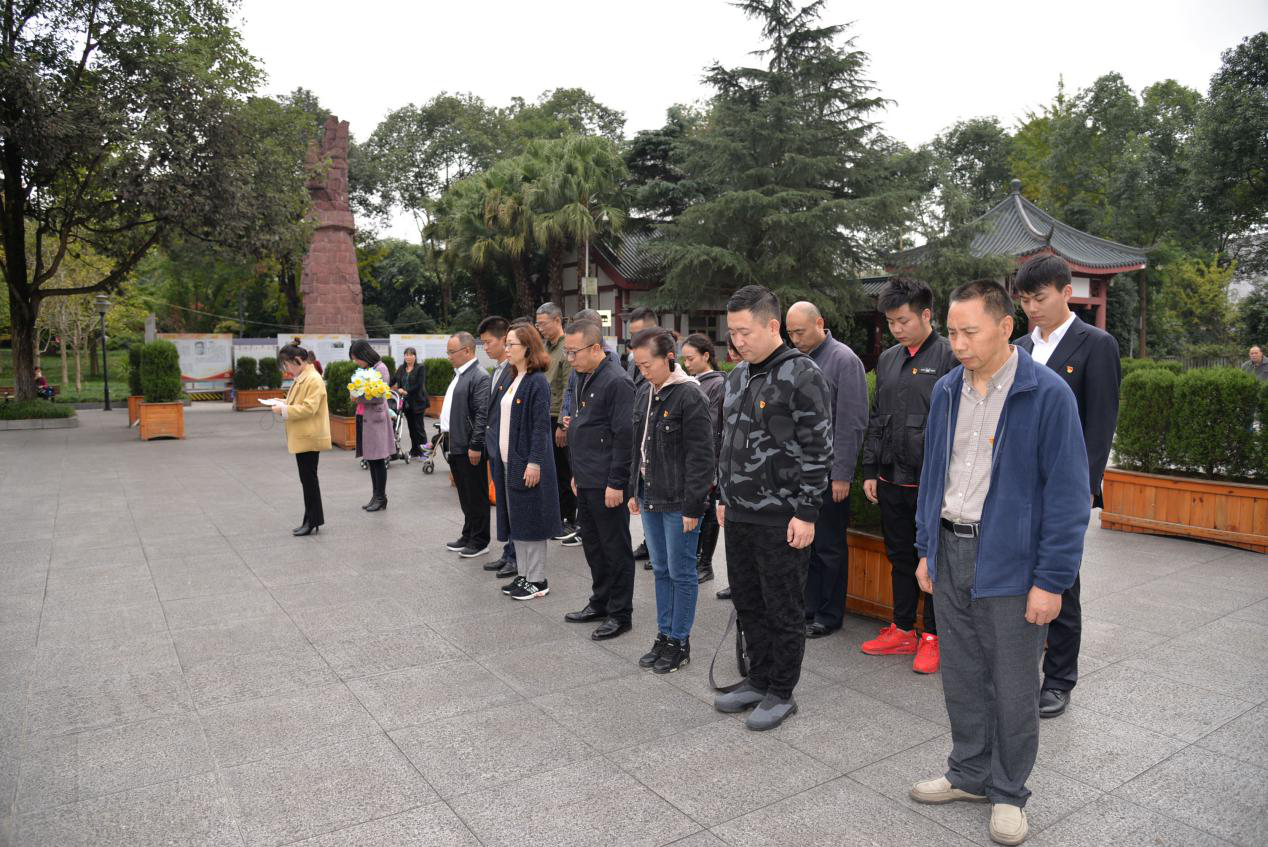 四川省成都市青羊区委政法委坚持党建与反邪教工作深入结合 开展“瞻仰烈士陵园 传承革命精神”活动