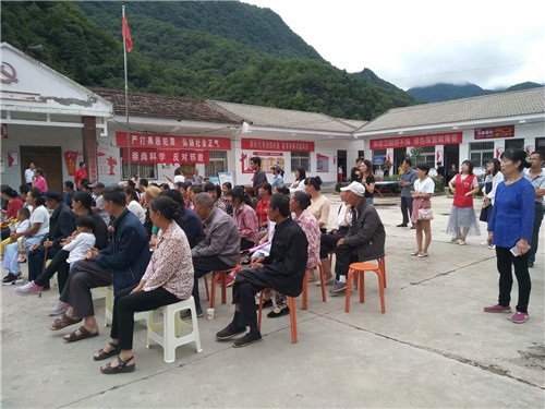 陕西省宝鸡市凤县结合文化下乡扶贫开展反邪教育宣传272 陕西省宝鸡市凤县结合文化下乡扶贫开展反邪教育宣传272
