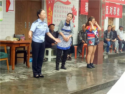 陕西省宝鸡市凤县结合文化下乡扶贫开展反邪教育宣传442 陕西省宝鸡市凤县结合文化下乡扶贫开展反邪教育宣传442