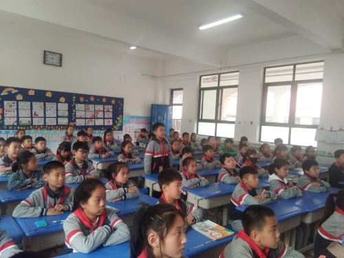 河南省新密市政通路小学反邪教知识问答中,学生在回答问题 河南省新密市政通路小学反邪教知识问答中,学生在回答问题