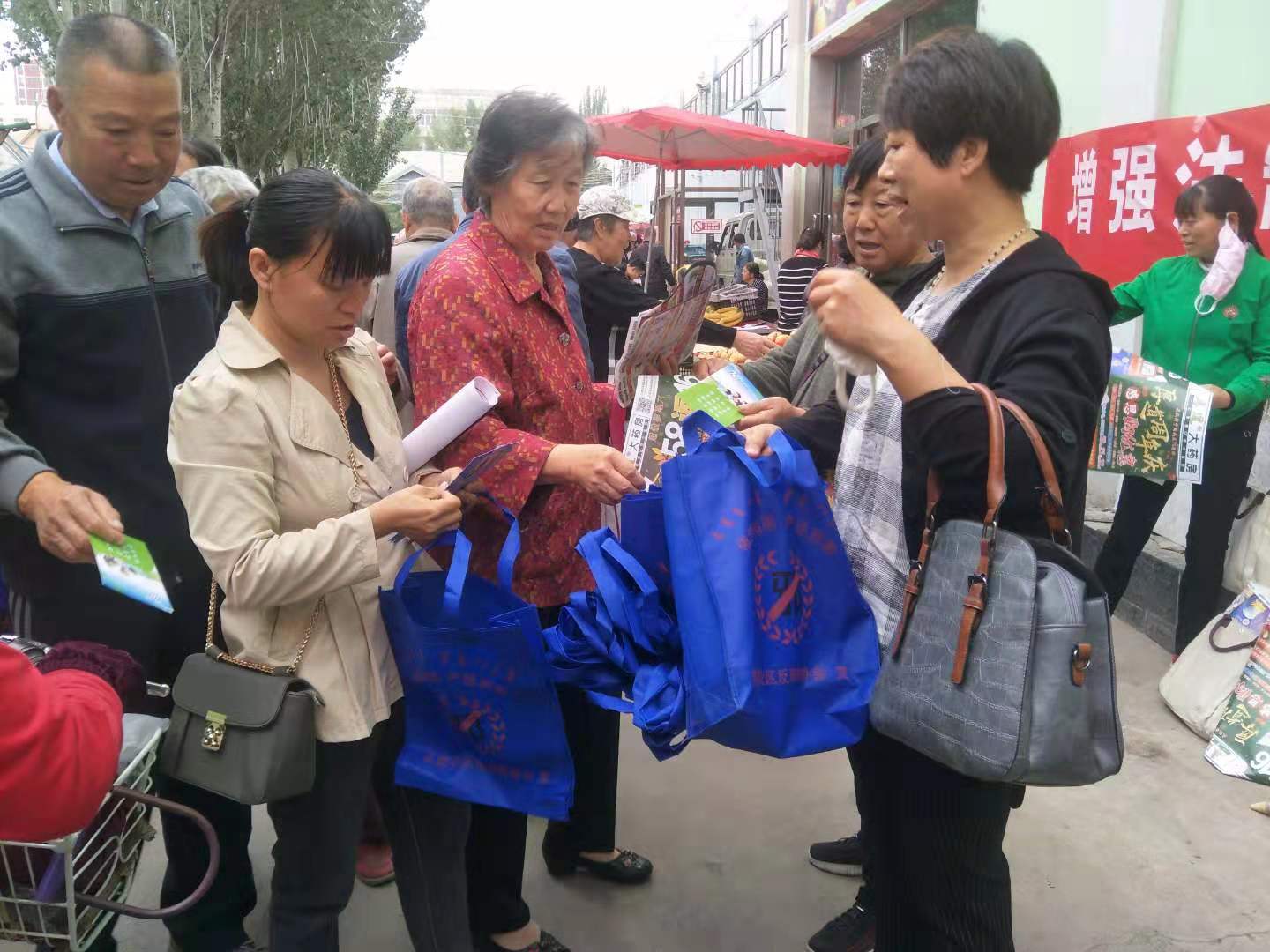 内蒙古包头市昆都仑区前进道街道办事处开展“守初心服务群众担使命铲除邪教”主题反邪教宣传活动