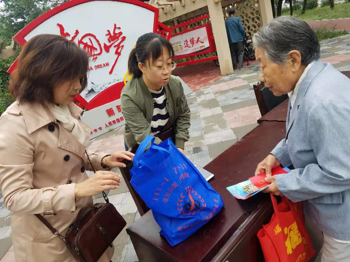 内蒙古包头市昆都仑区阿尔丁街道开展反邪教宣传活动