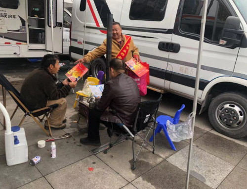 反邪教志愿者向来自西藏的房车自驾游客发送 反邪教志愿者向来自西藏的房车自驾游客发送