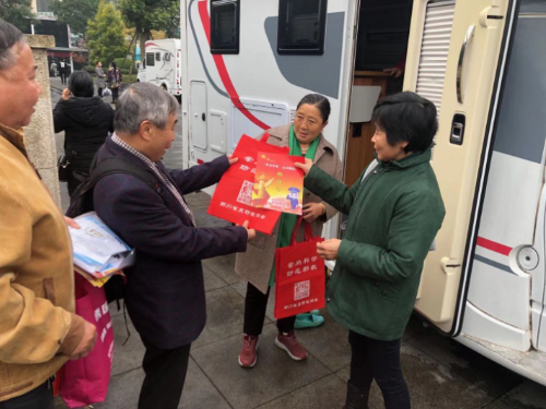 反邪教志愿者向房车自驾游客发放防邪反邪宣传资料 反邪教志愿者向房车自驾游客发放防邪反邪宣传资料