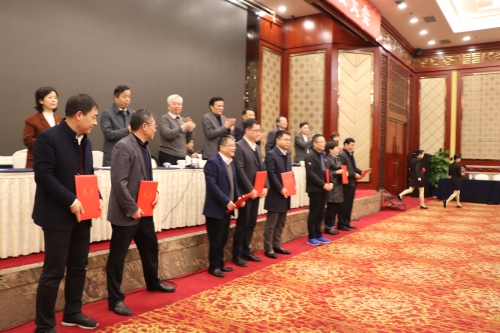 新当选的常务理事接受证书 (2) 新当选的常务理事接受证书 (2)