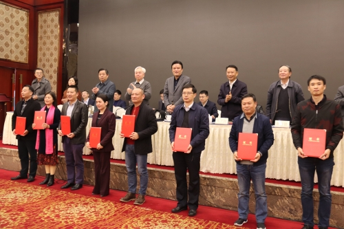 新当选的常务理事接受证书 (3) 新当选的常务理事接受证书 (3)