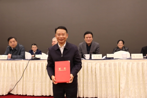 新当选的理事长接受证书 新当选的理事长接受证书