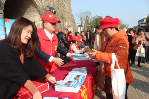 衢州市借助宪法宣传周展开反邪教教育宣传活动497 衢州市借助宪法宣传周展开反邪教教育宣传活动497