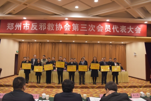 4与会领导向先进集体颁发奖牌 4与会领导向先进集体颁发奖牌