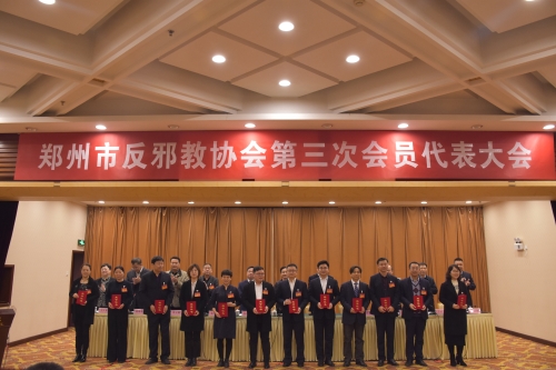 5与会领导向先进个人颁发荣誉证书 5与会领导向先进个人颁发荣誉证书