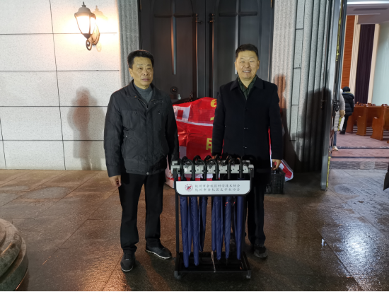心无邪，爱相随——余杭区反邪教协会向基地赠送爱心伞