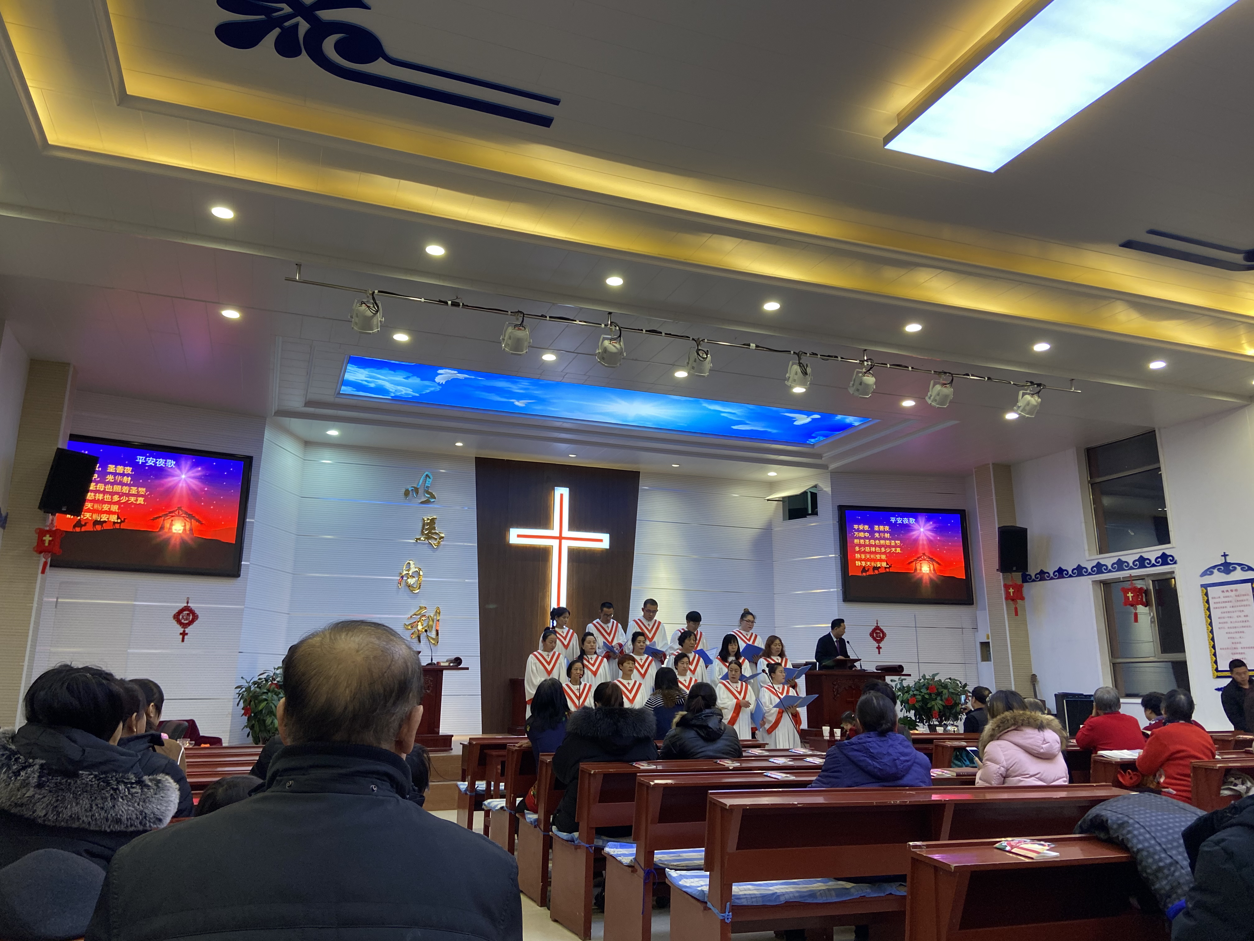 内蒙古包头市白云矿区利用“圣诞节”进基督教堂开展反邪教知识宣传