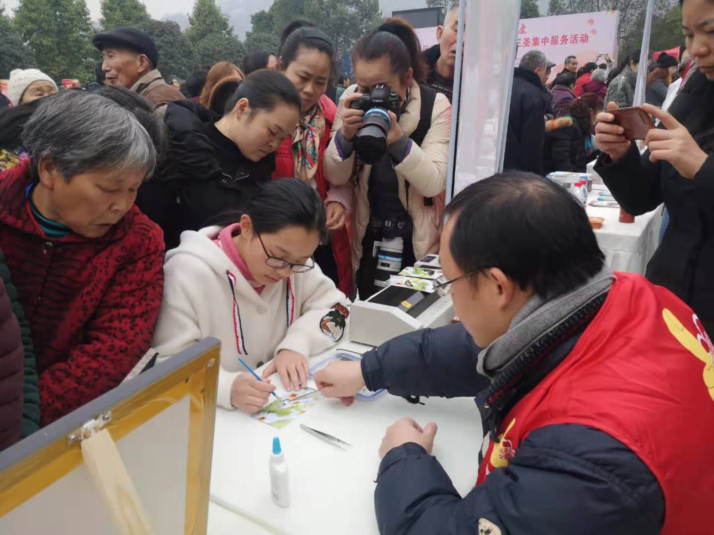 重庆市北碚区反邪教协会开展2020年迎新春“三下乡”反邪教宣传活动