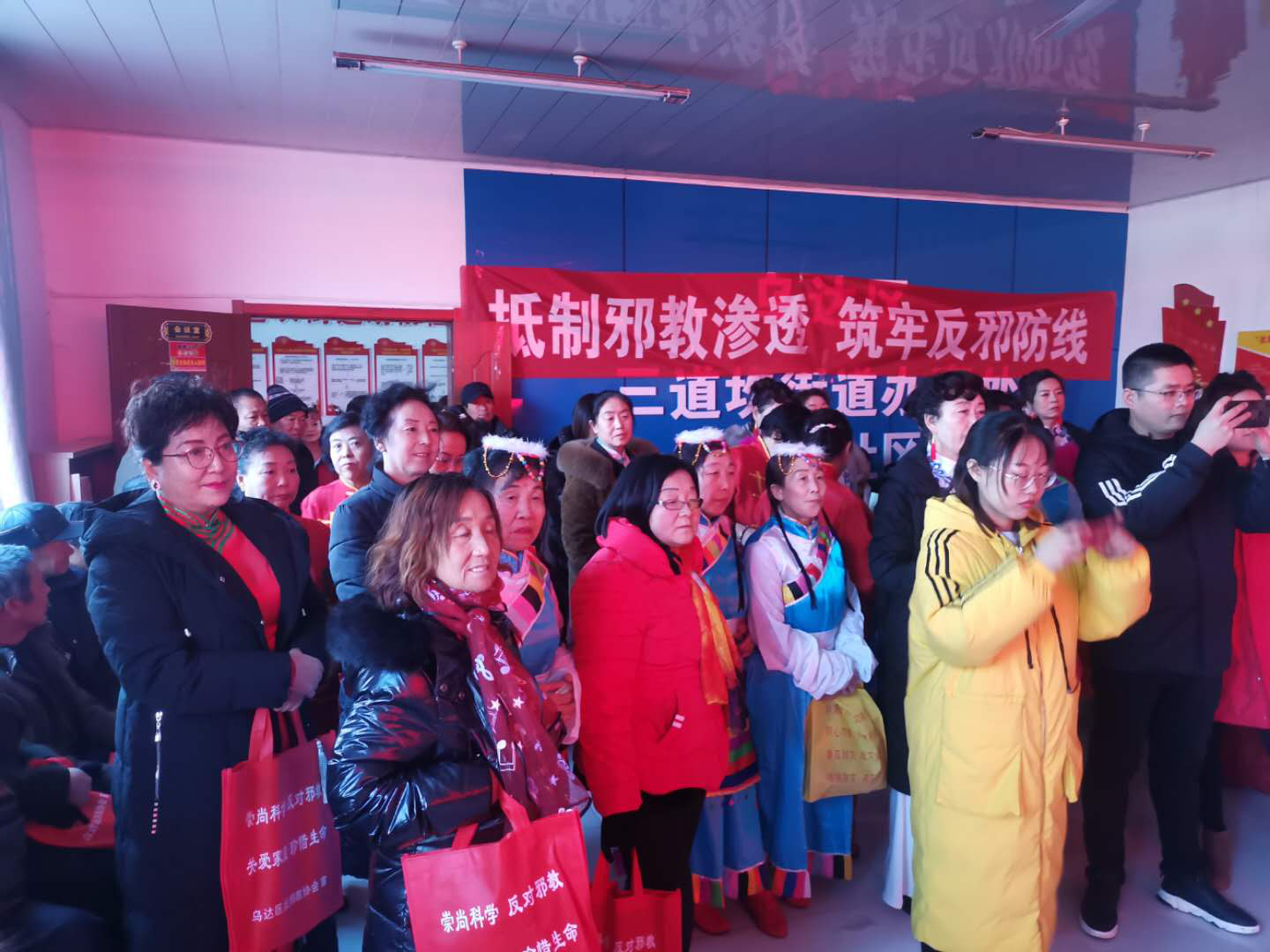 内蒙古乌海市乌达区开展文化科技卫生 “三下乡”反邪教宣传活动