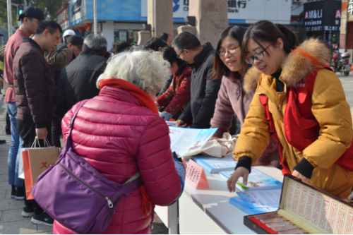浙江省平湖市开展“迎新春送春联活动” - 复件181 浙江省平湖市开展“迎新春送春联活动” - 复件181