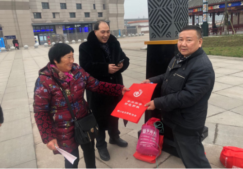 李立权:兴文县走进车站向反乡农民工、回家学生、出行旅客宣传反邪教284 李立权:兴文县走进车站向反乡农民工、回家学生、出行旅客宣传反邪教284