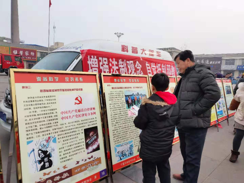 图片002 农民朋友们纷纷被吸引,上前观看反邪教科普展板_wps图片 图片002 农民朋友们纷纷被吸引,上前观看反邪教科普展板_wps图片