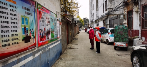市科协党组书记，许昌市反邪教协会副会长王丽霞（右）带队在一线疫情防控卡点值班