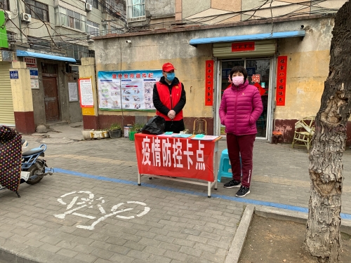 市科协党组书记，许昌市反邪教协会副会长王丽霞（右）深入社区楼院督导疫情防控工作