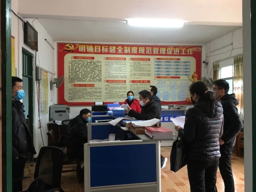 反邪教志愿者在兴木村开展排查 反邪教志愿者在兴木村开展排查