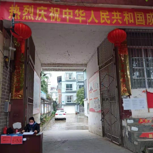 志愿者在卡点值守 志愿者在卡点值守