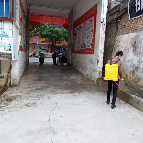 反邪教志愿者在消毒 反邪教志愿者在消毒
