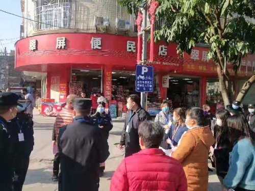 城关镇反邪教志愿者在给群众发放告知书和宣传海报 城关镇反邪教志愿者在给群众发放告知书和宣传海报