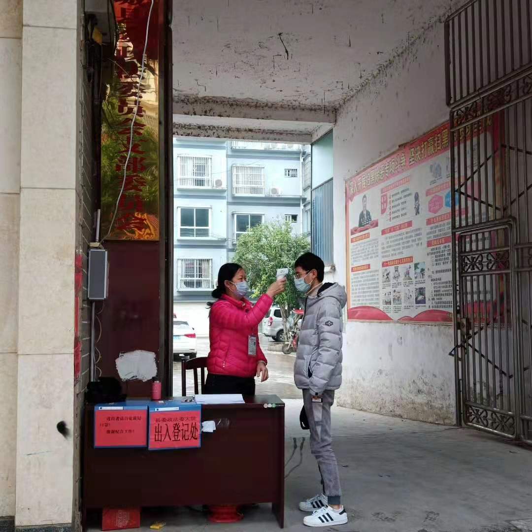 广西忻城县开展疫情防控与反邪教宣传活动
