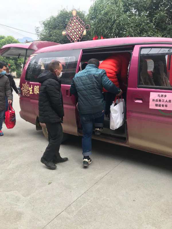 广西来宾市忻城县反邪教志愿者助力农民工有序返岗