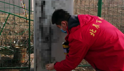 2月13日,疫情防控期间,北辰区西堤头镇综治中心在日常巡控过程中,及时清除、处理东堤头村小公路两侧出现五处反宣标语。 2月13日,疫情防控期间,北辰区西堤头镇综治中心在日常巡控过程中,及时清除、处理东堤头村小公路两侧出现五处反宣标语。