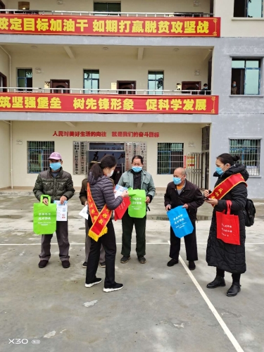 反邪教志愿者发放宣传资料