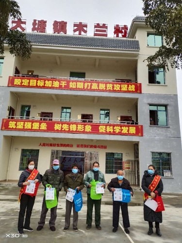 志愿者发反邪教宣传资料
