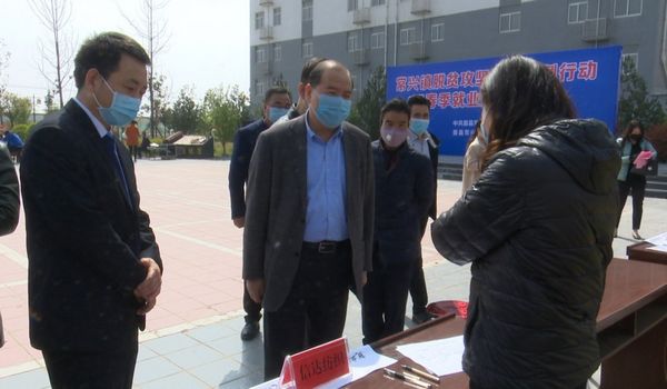 陕西省宝鸡市眉县常兴镇结合春季就业招聘洽谈会开展反邪教宣传活动