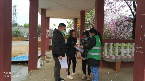 2反邪教志愿者随机走访群众开展反邪教宣传
